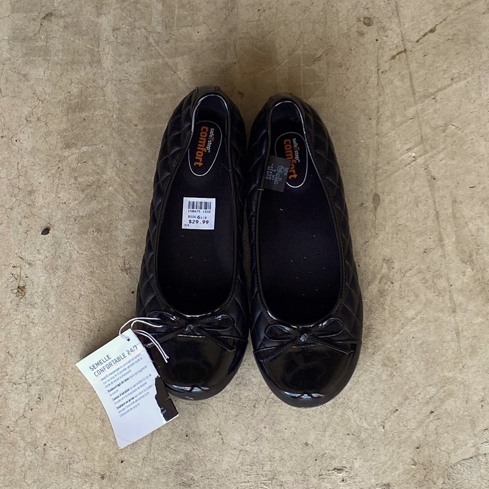 Wonderful black flats in the size 6.5 for sale at the price of $12.